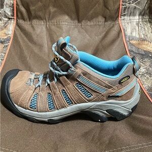 Women’s Keen hiking boots in like new condition size 6.5